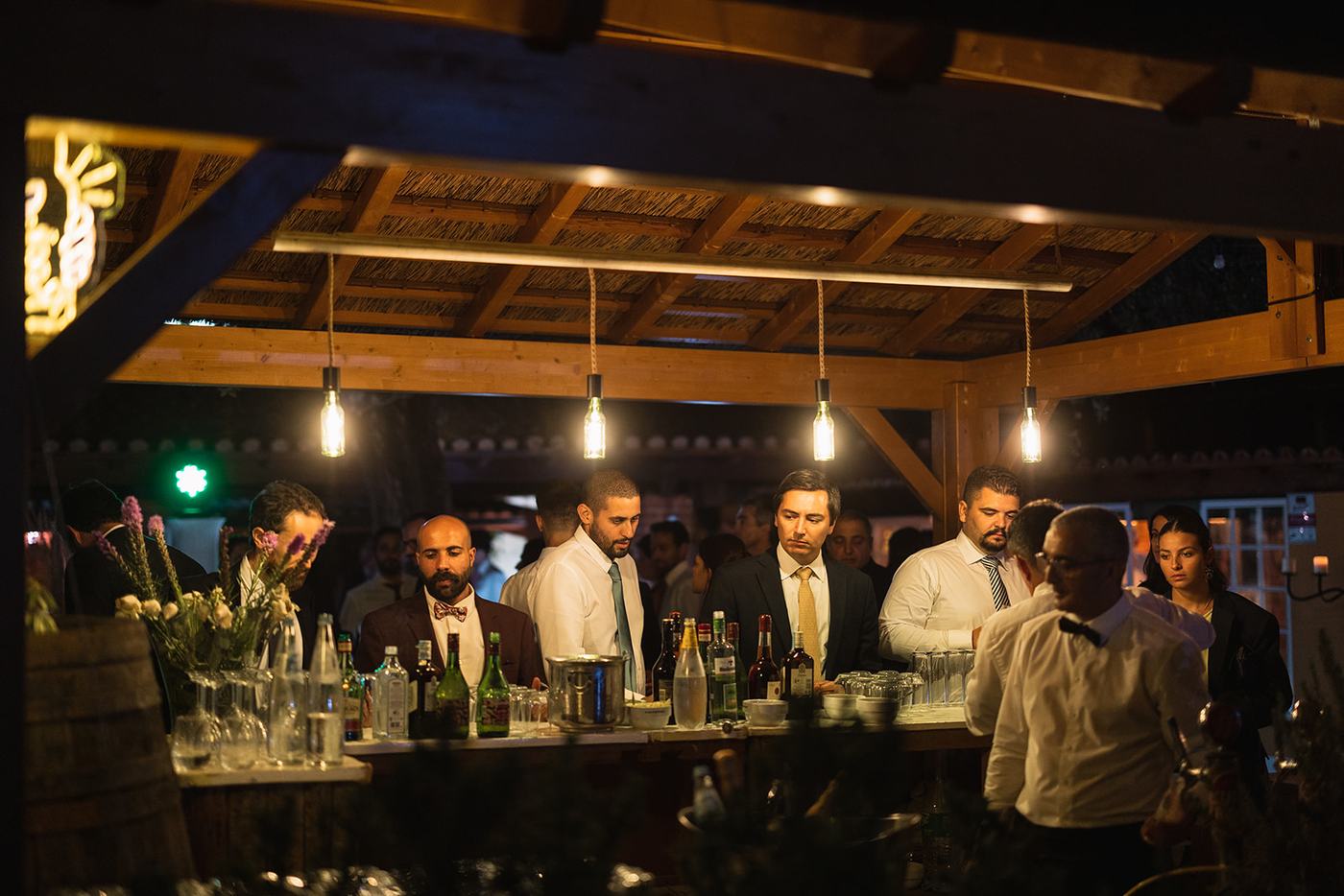 Bar iluminado à noite