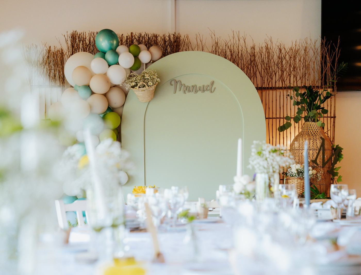 Decoração do batizado com arco verde e balões