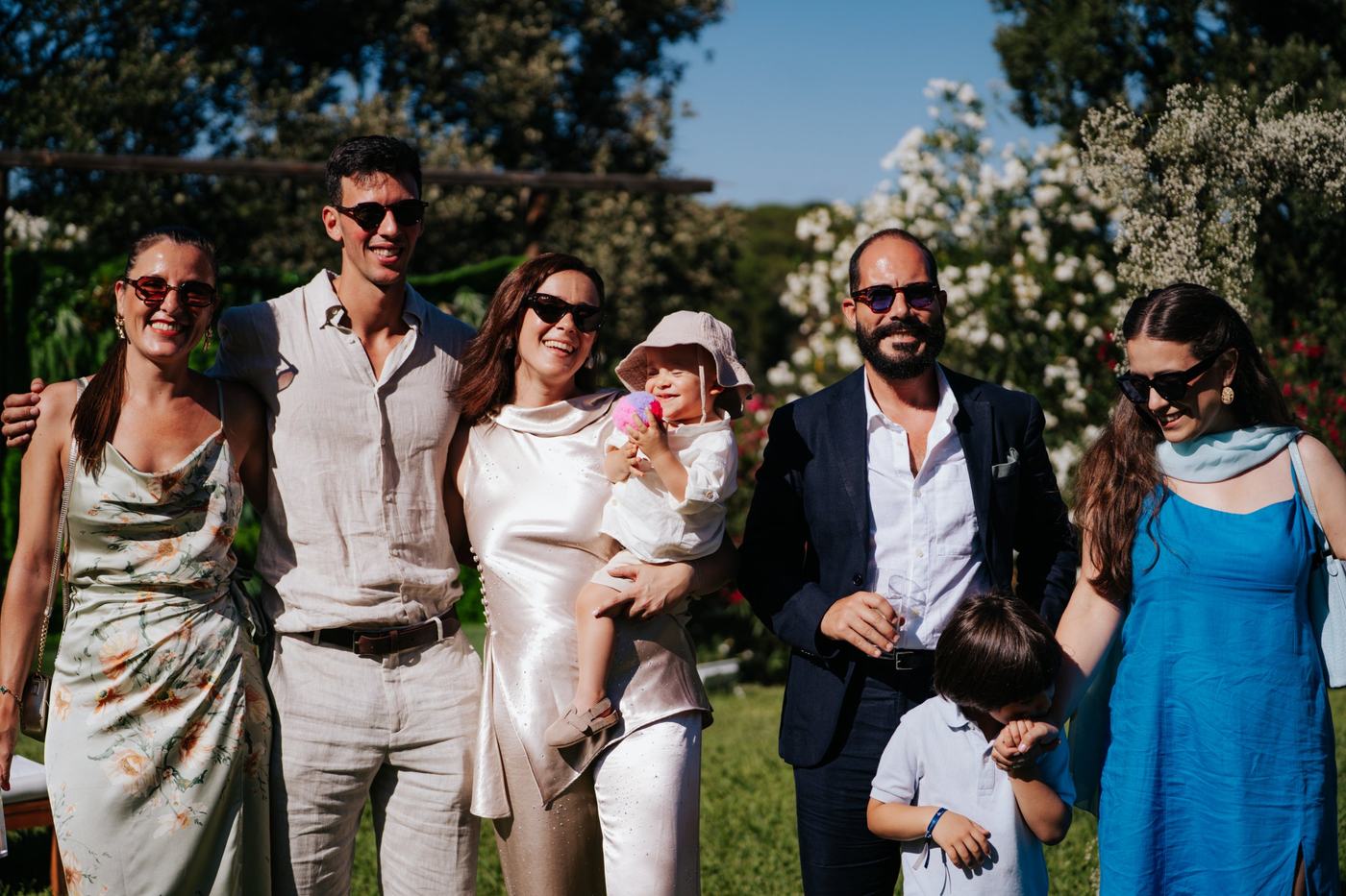 Família reunida no jardim
