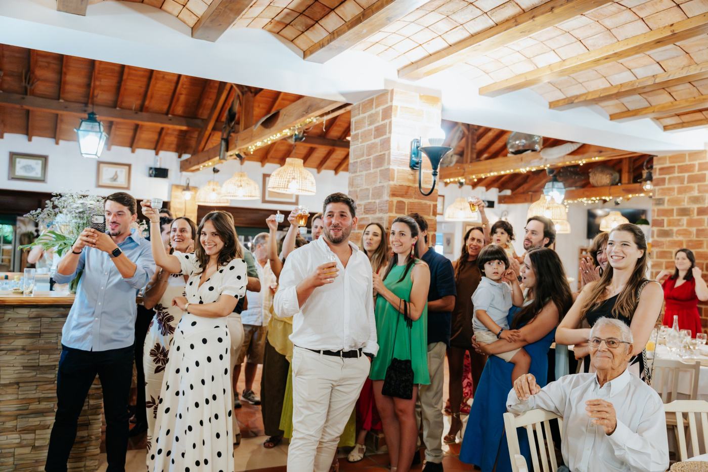 Convidados a brindar no salão