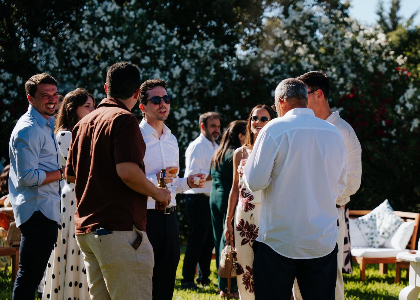 Convidados à conversa no jardim