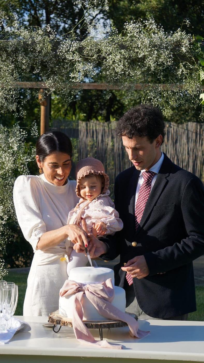 Família a celebrar um batizado junto ao bolo