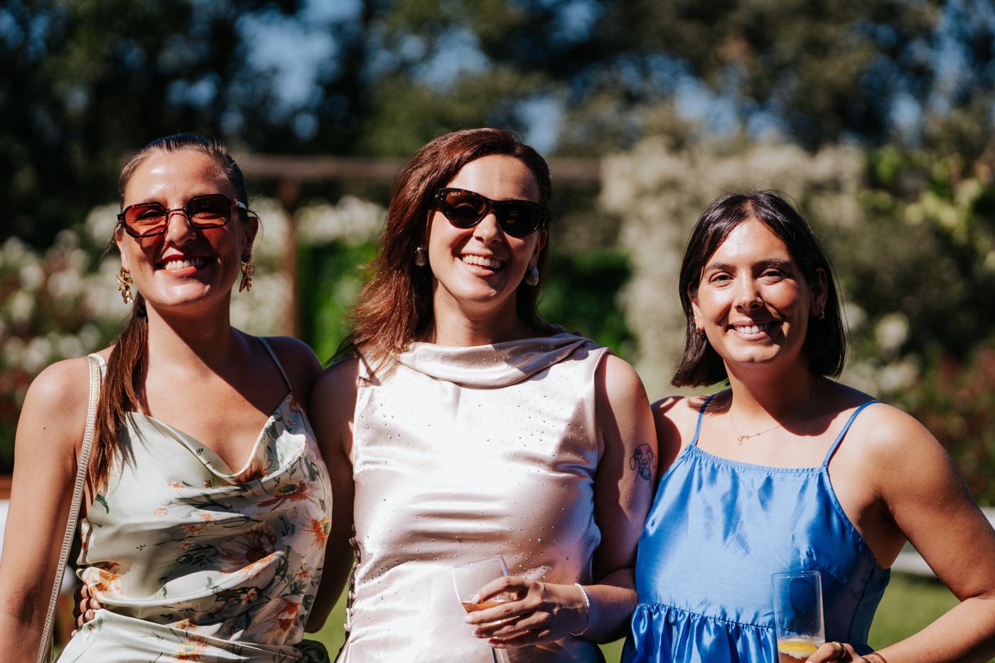 Amigas sorridentes no jardim