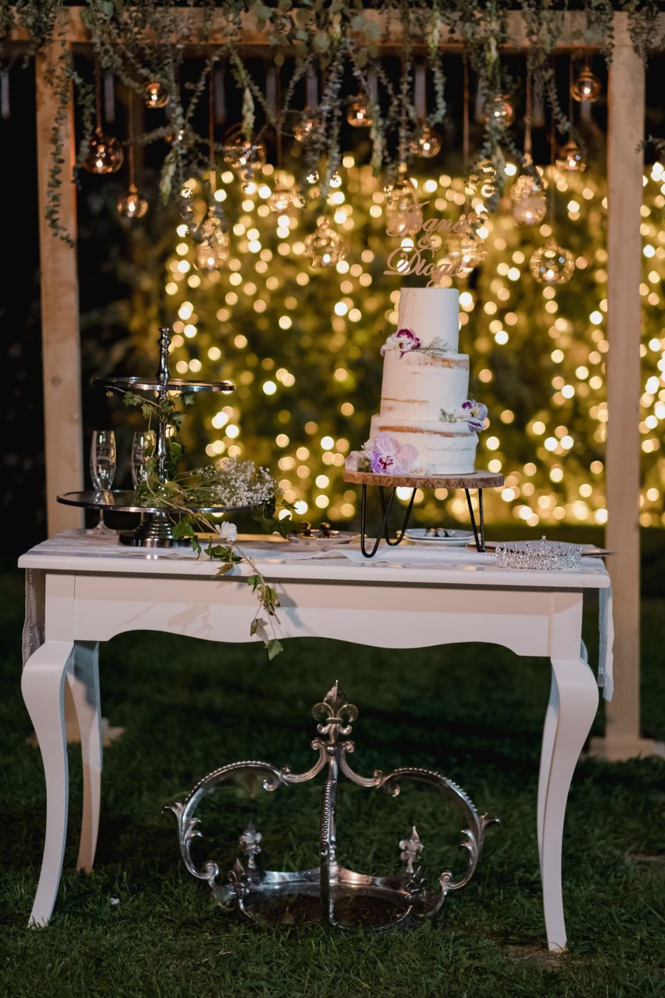 Mesa do bolo iluminada no jardim