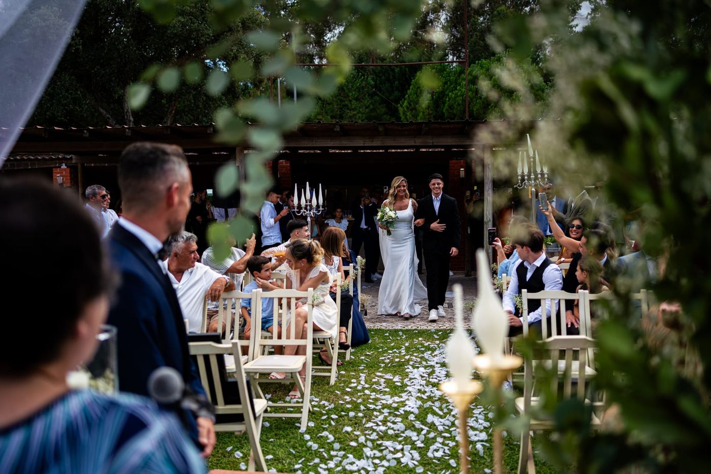 Entrada da noiva na cerimónia no jardim