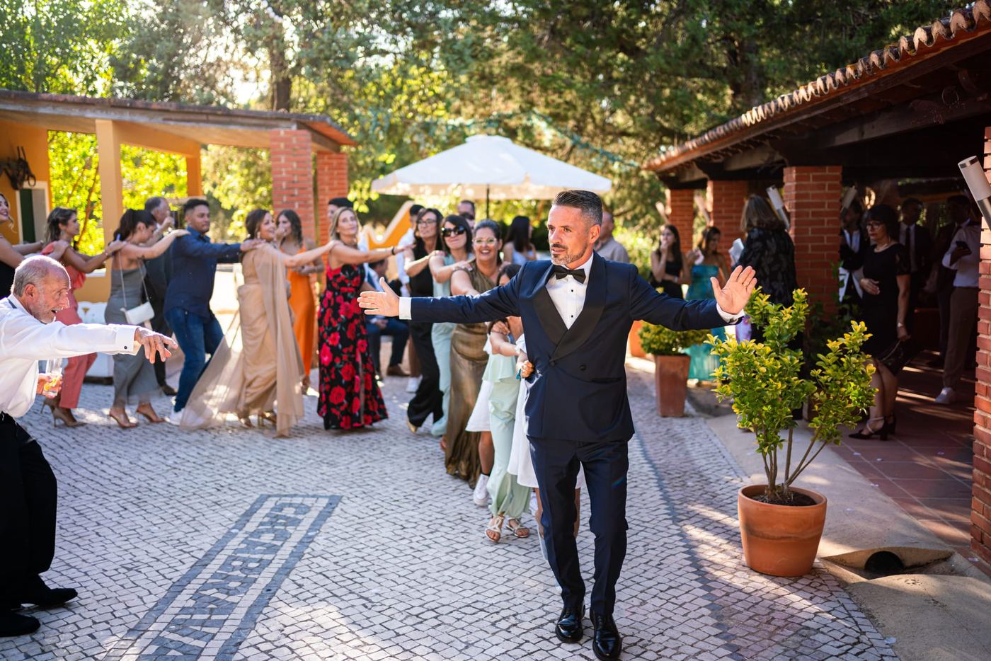 Comboio de convidados no pátio