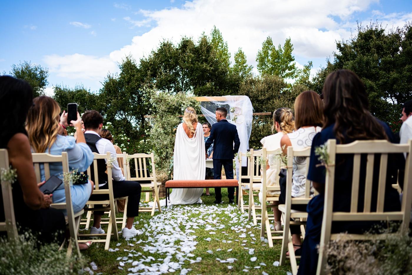 Cerimónia de casamento ao ar livre no jardim da quinta