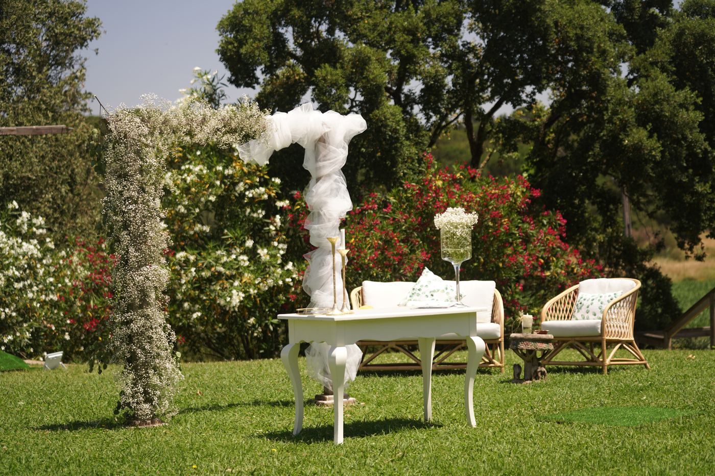 Cerimónia montada no jardim com arco de flores