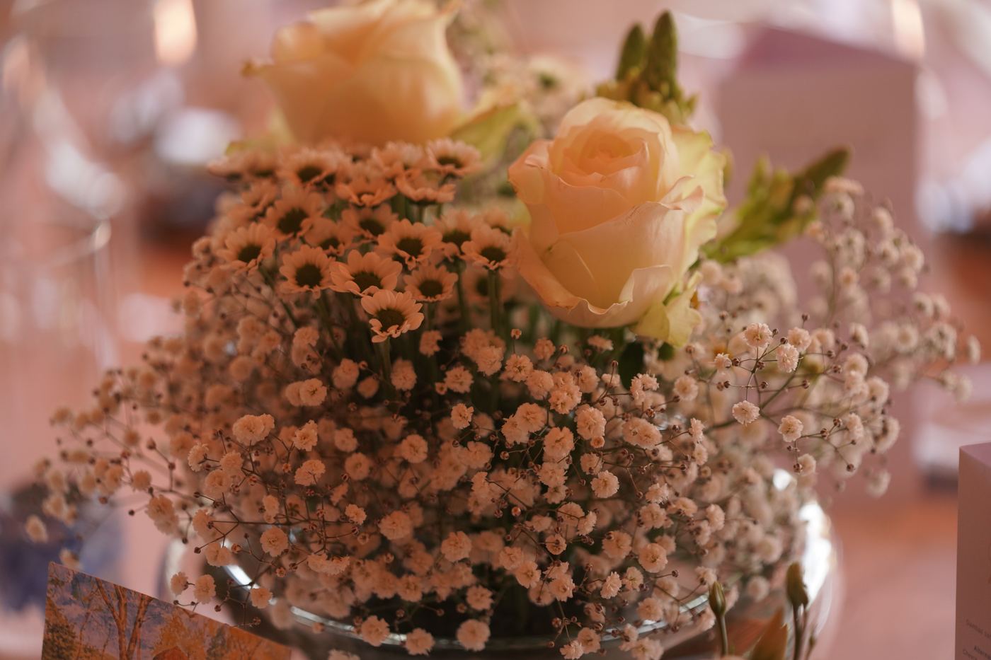 Centro de mesa com rosas e margaridas