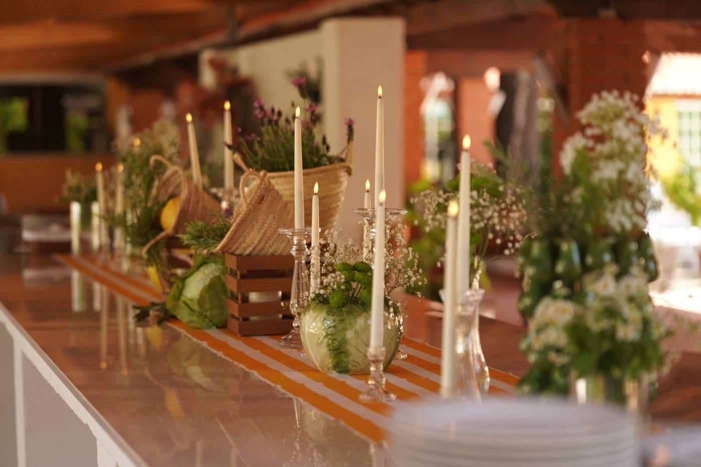 Buffet decorado com velas, cestos e flores do campo