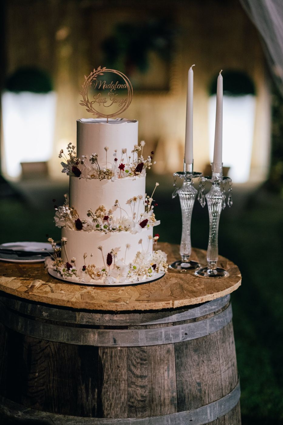 Bolo de casamento com flores secas sobre barril