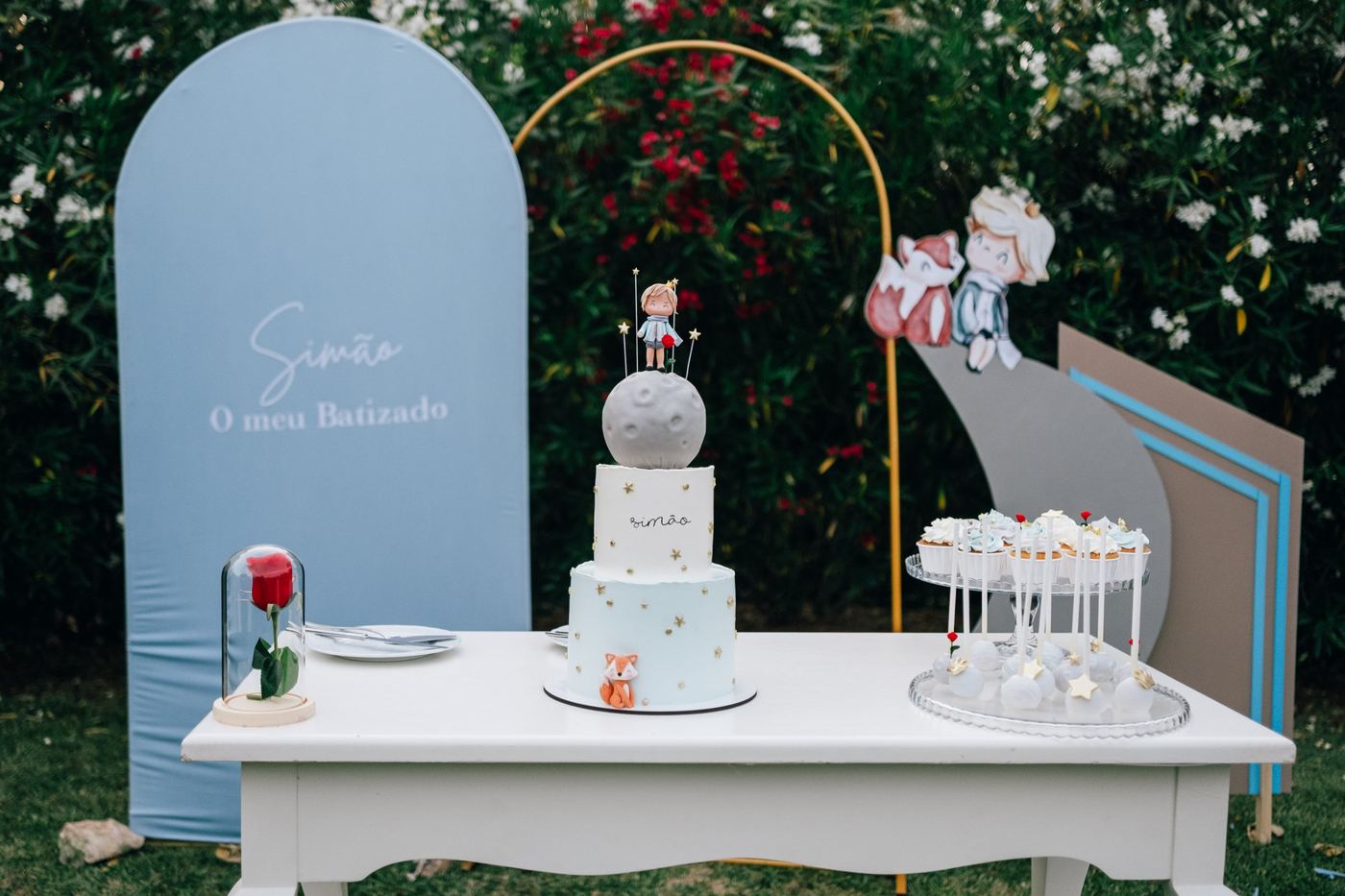 Mesa do bolo de batizado no jardim