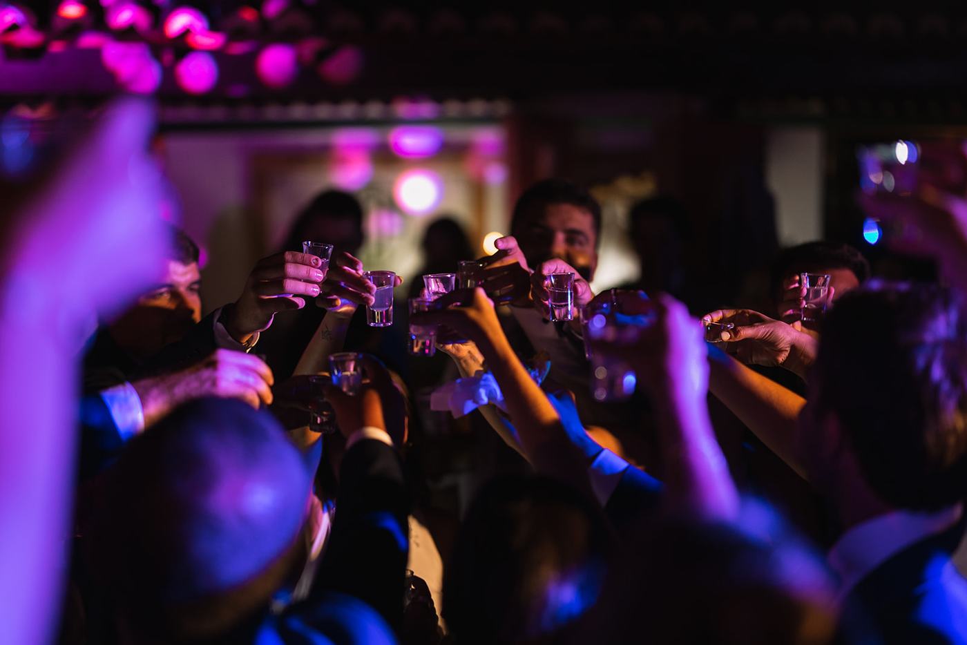 Convidados a brindar na festa