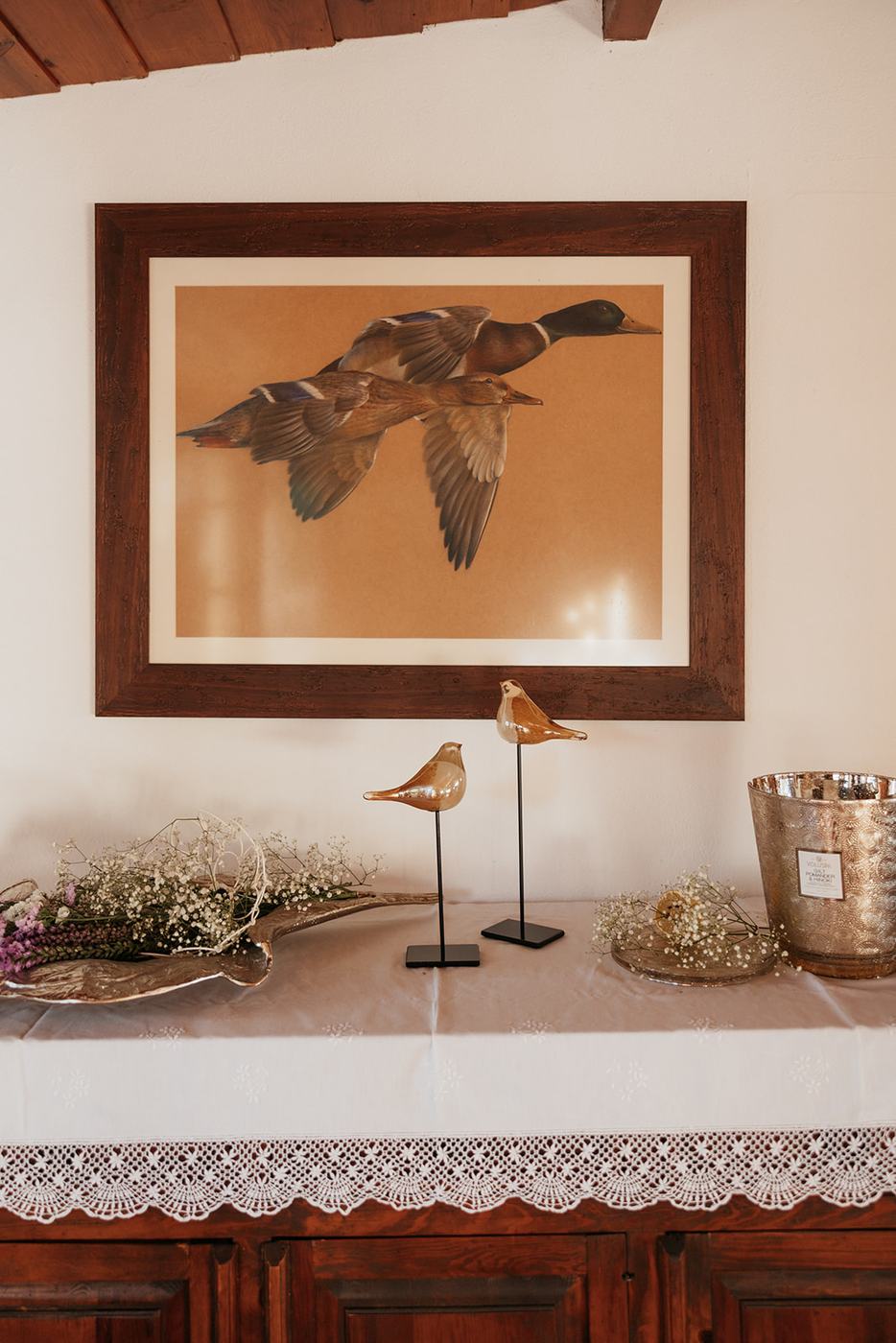 Interior da casa com quadro de caça e pormenores rústicos