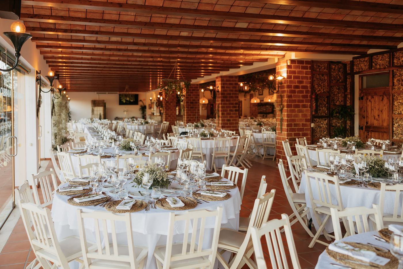 Sala de banquete montada com mesas redondas