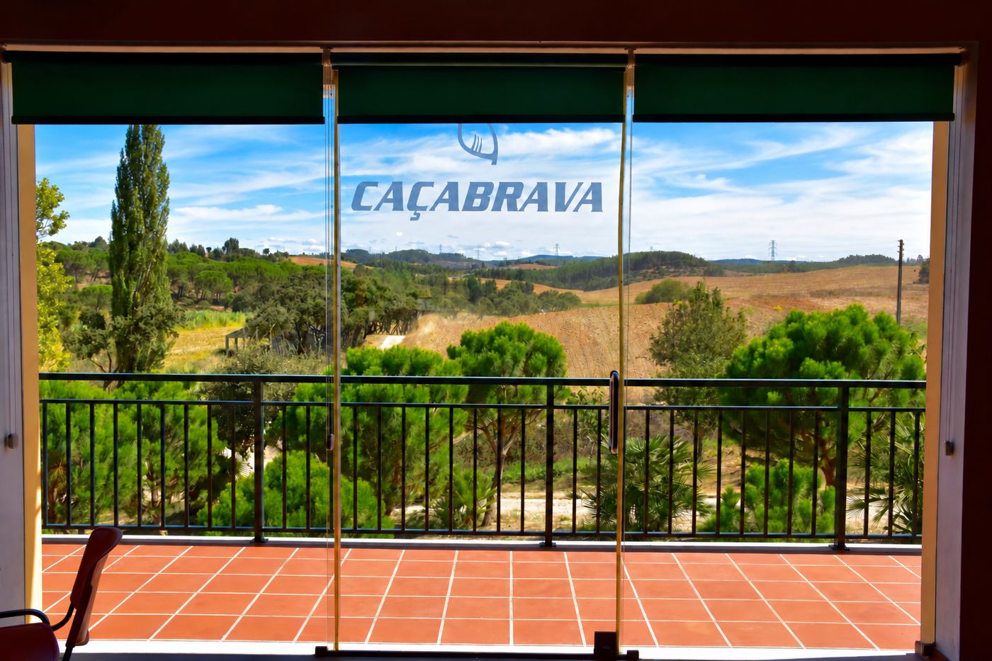 Vista do salão sobre o terraço e os campos de Tomar